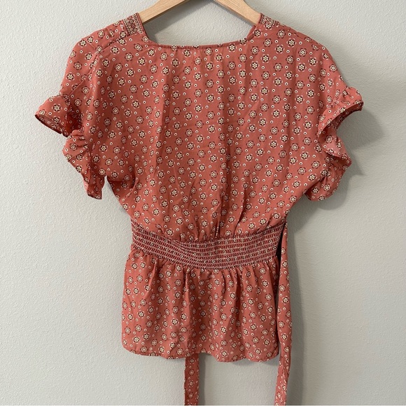 NWT Max Studio Clay/Floral Ruffle Sleeves V-Neck Tie Side Blouse Size XS - Picture 10 of 13